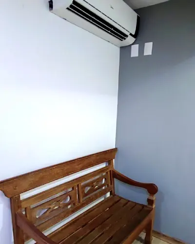 Banco na entrada para espera